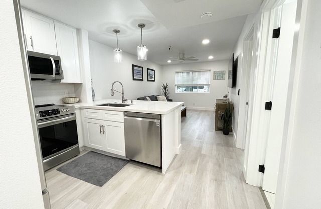 Private Beach Side Community Remodeled Unit w/ Washer/Dryer / Parking/ Jacuzzi