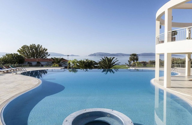 Private beach, top end villa with XXL pool