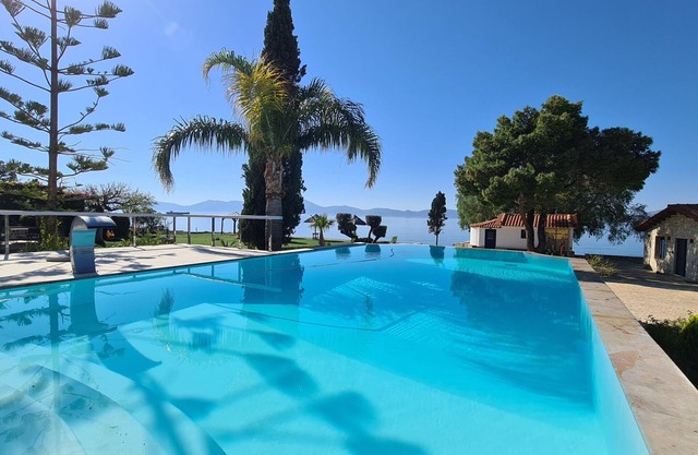 Private beach villa w/pool, sport court & pier