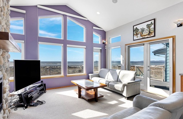 Private Beachfront Cozy Home with Wifi and Jacuzzi in Oak Harbor!