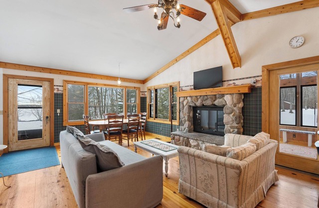 Private beachfront cottage, WiFi and AC on Lake Paradise, minutes from Mackinaw