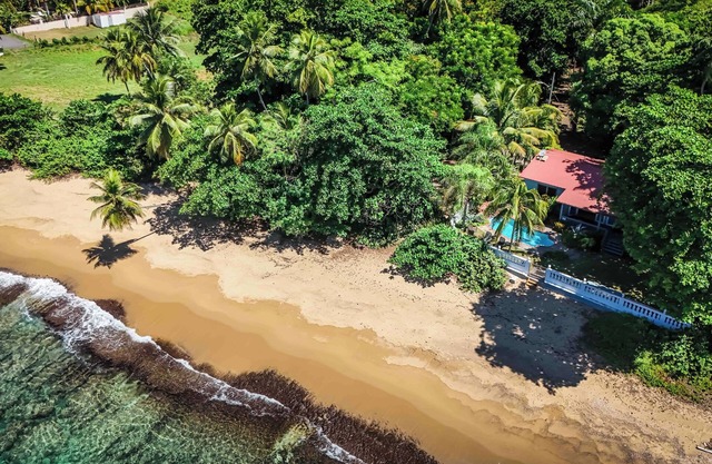 Casa privada frente al mar con piscina privada.