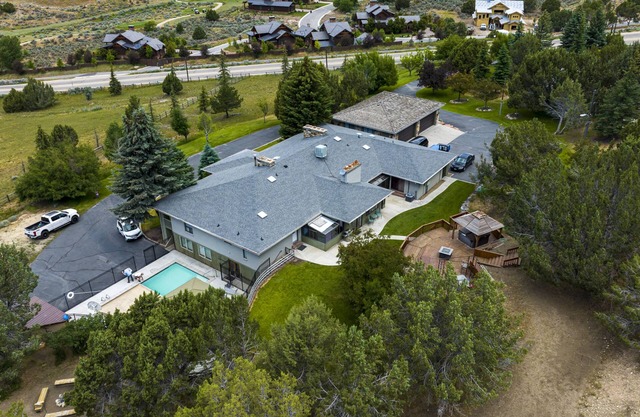 8400 pies cuadrados Family Reunion Lodge, 11 habitaciones, 5 baños, piscina, jacuzzi, wifi, con capacidad para 50