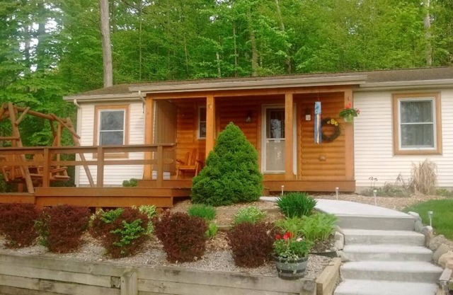 Private Beautiful Pine Cottage on historic M-22, Traverse City, MI