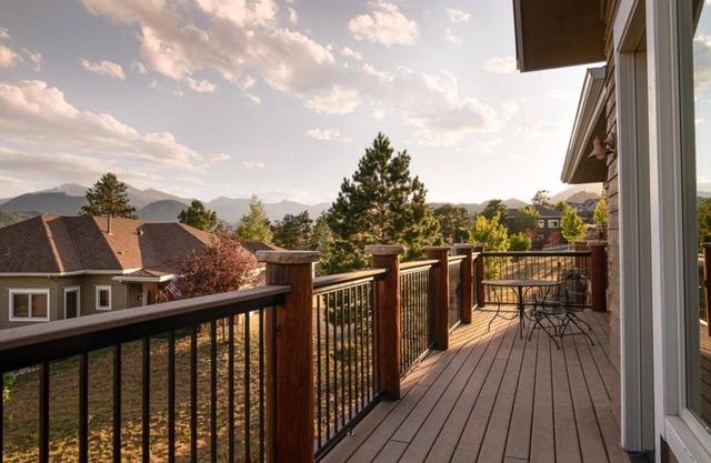 Private, beautifully decorated mountain home!