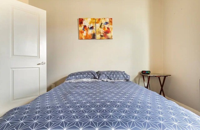 Private Bedroom Bathroom Suite Near East Downtown