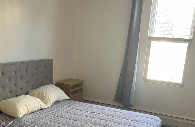 Private bedroom close to transportation