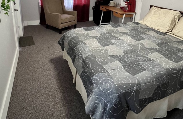 Private Bedroom Less Than A Mile from Highway
