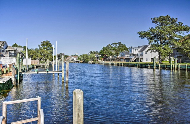Boat Dock & Kayak: OBX Getaway on the Harbour