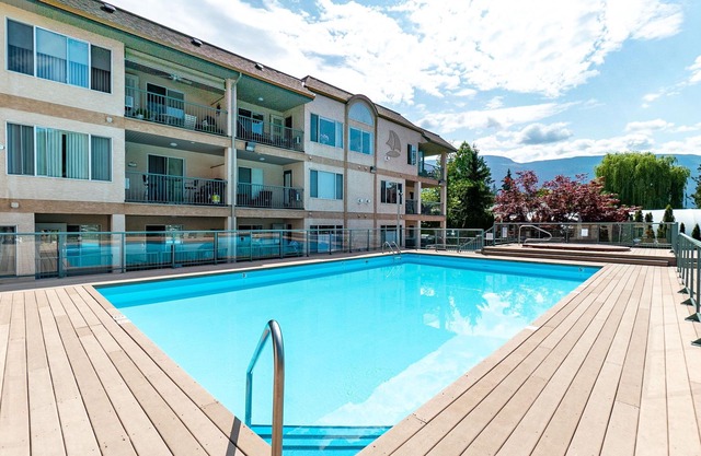 Private Boat Slip, Pool and Hot Tub ~ Downtown Sicamous