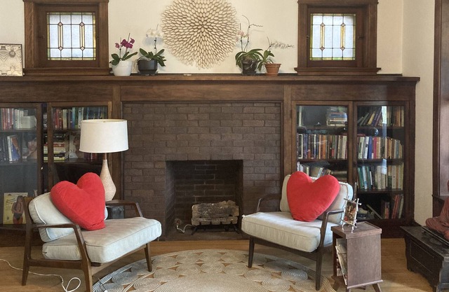PRIVATE Boho vintage condo with sunrooms and plants in Historic Andersonville