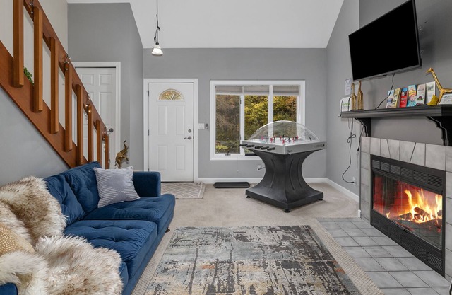 Private Bungalow - SLEEPS 11:Close to GRR Airport- indoor fireplace