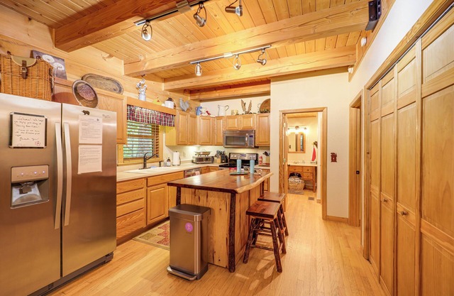 ¡NUEVO! Woodland Getaway w / Hot Tub - ¡11 millas a Boone!