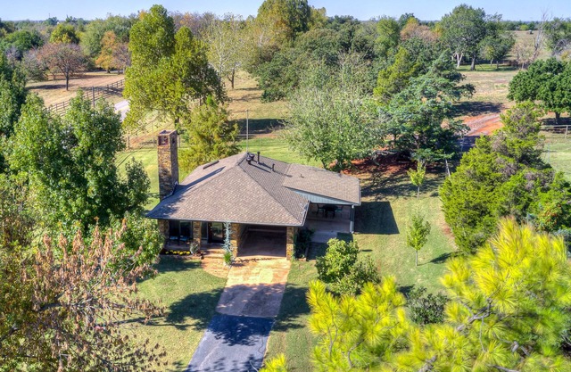 Private Cabin on acreage with pool & tennis court!