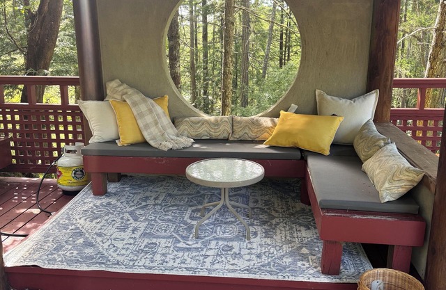 Private cabin with Hot Tub!!! close to lake, beaches, trails and king size bed.