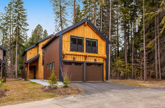 Private cabin with private hot tub, big patio, firepit, fireplace, & bunk suite