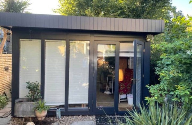 Private Centrally Heated Studio Retreat Zone 2
