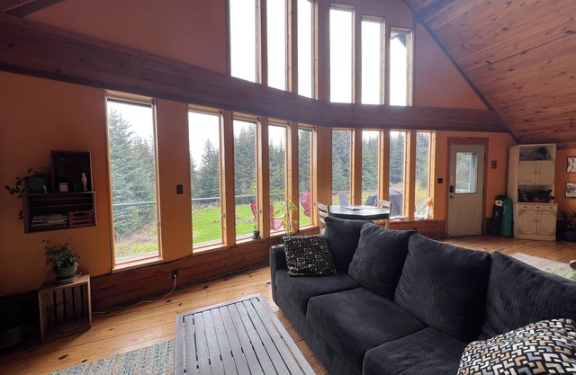 Private chalet on Diamond Ridge. Close to hiking trail with late check out!