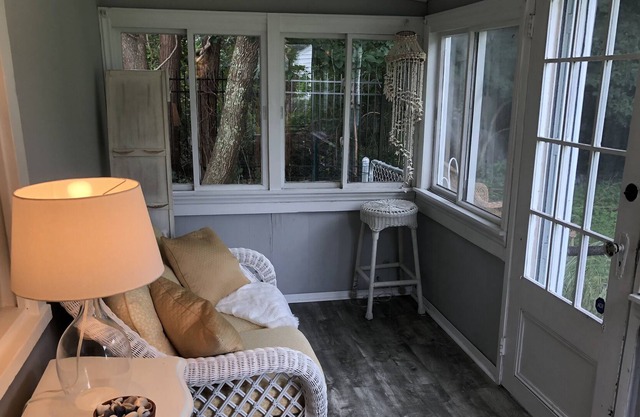 Private, Charming, Cottage-Style Westhampton House. Near Town and Beaches! AC