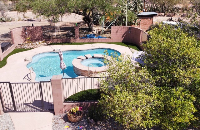 Private Charming Guesthouse, Pool & Hot Tub with horses on property.