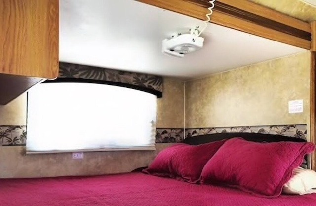 Private Charming RV cozy getaway, 15 min from Seaworld