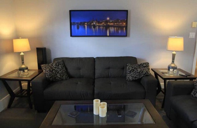 Private & clean 2 bedroom w/laundry