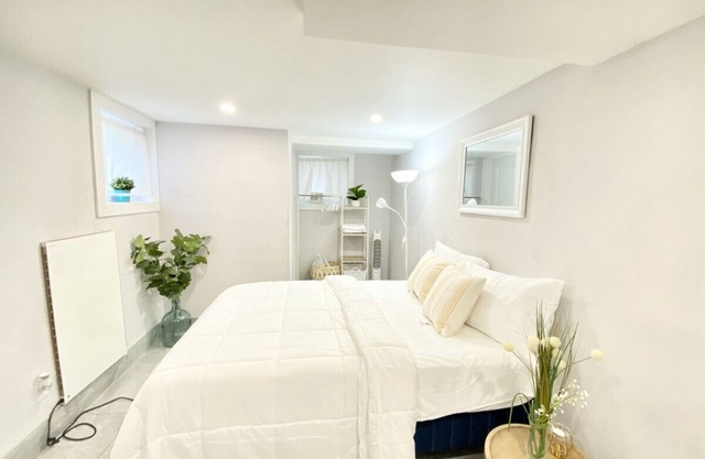 Private Clean 3 Bedroom/ 1 Bathroom/ Free Parking / 5 min walk to Subway