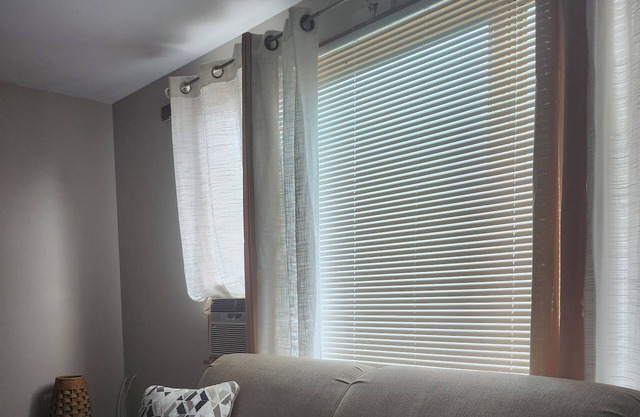Private, Clean upper 1 bedroom apartment