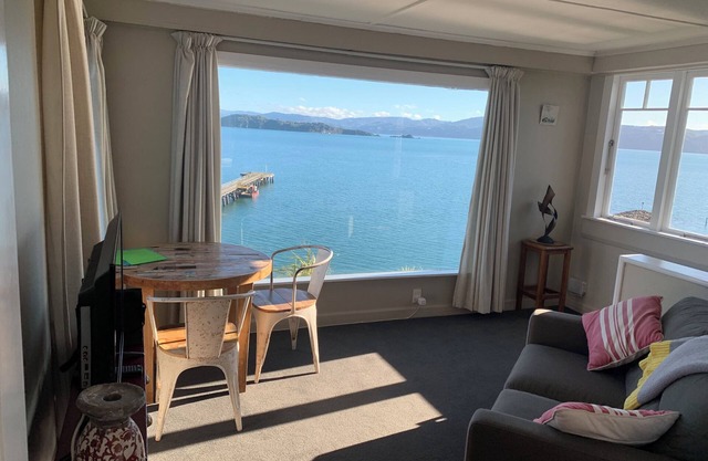 Private & cosy 1 bedroom. Amazing sea views, separate lounge and full kitchen.