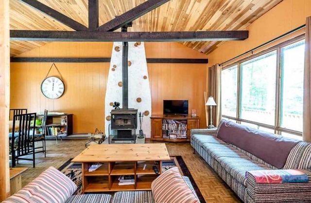 Private Cottage Getaway - 2 min from the beach!