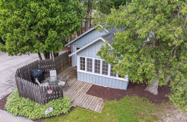 Private cottage in Downtown Fish Creek -Honeymooners paradise!
