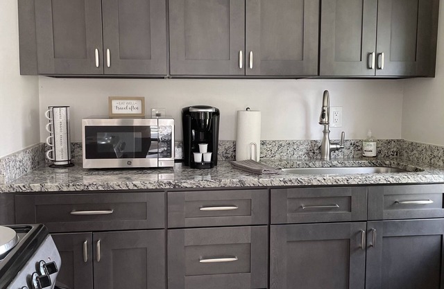 Private Cottage + Mins to Downtown Savannah River Street.