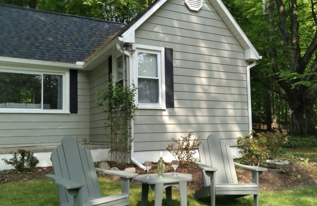 Private Cottage with 2 bedrooms and a lakeview setting of Lake Bellaire