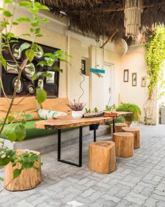 Private Cottage with bbq area 5 min walk to beach!