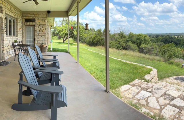 Private country estate near Dinosaur valley state park for families and friends