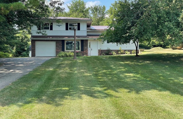Private Country Retreat Near CMU & Soaring Eagle Casino Sleeps 10