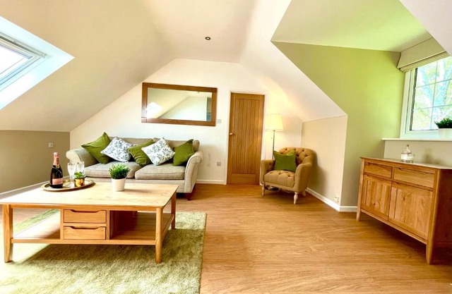 Private, Couples Forest Escape - Free Parking - Stunning & Stylish 1 Bedroom Coach house! - 5 Minute Walk to a great bistro pub! - Great Location - Fast WiFi - Smart TV - Newly Refurbished! Direct New Forest access Close to Burley