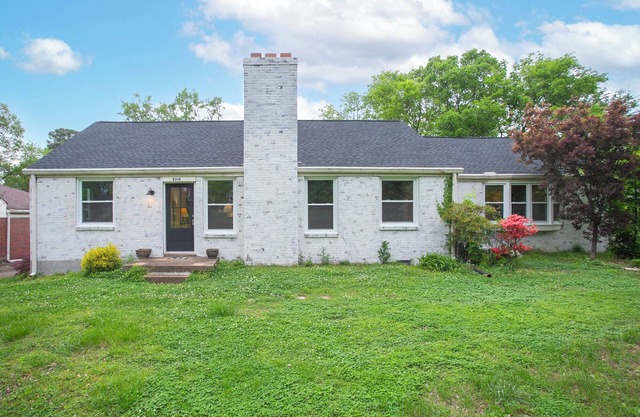Private Cozy 4BR Near Airport! Gated with Fire pit!
