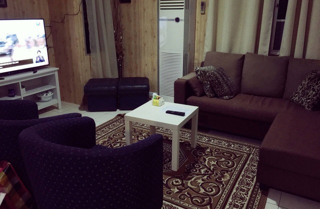 APARTAMENTO PRIVADO Y ACOGEDOR, PAPEL DE PARED MODERNO, AIRE COMPLETO