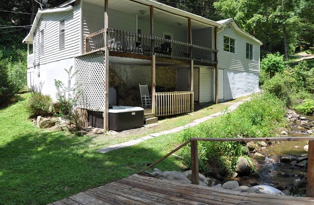 Private Cozy Creekside cottage...minutes from town. Hot Tub overlooking creek!