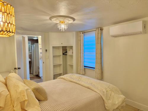 PRIVATE Cozy Guest Suite Near Hard Rock Guitar