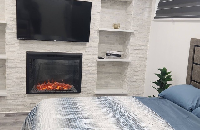Private & cozy Kitchener studio with WiFi, in-suite laundry & proximal to a mall