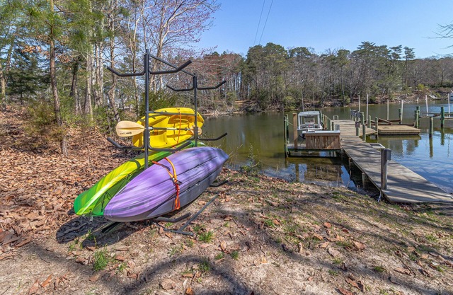 Private Creek Retreat w/ king suite, firepit, kayaks