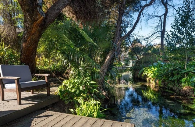 Private Creek with eels to feed, Walk to Supermarkets