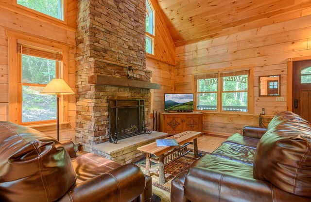 Cabina privada de Creekside con bañera de hidromasaje, hoguera, chimenea de piedra, muebles de cuero, aire acondicionado central