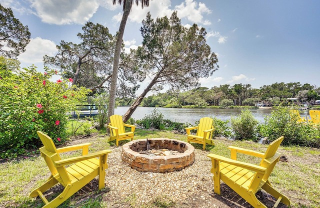 Crystal River Retreat w/ Private Dock & Kayaks!