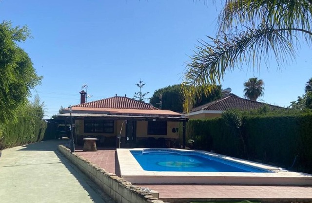 Habit, privada con cama de matrimonio, en casa de campo con piscina, Sevilla.