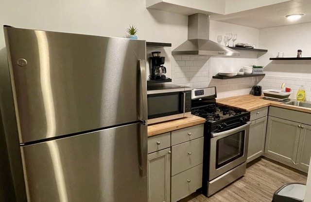 Private downtown Columbus 1 bed / 1 bath mins from hospitals, sports & airport