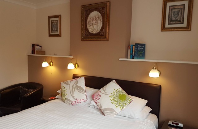 Habitación doble con baño privado en casa de huéspedes, desayuno incluido