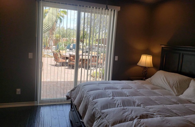 Entrada privada con vistas al oasis.